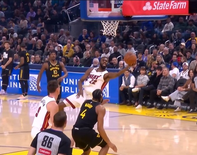 开云体育-面对老东家得表现！维金斯反击欧洲步左手高难度挑篮2+1！